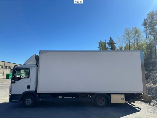 MAN TGL 8.220 4x2 box truck – 115,000 km – tail lift a TGL 8.220 4x2 box truck – 115,000 km – tail lift a 2016 2 image 8