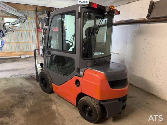 Toyota 02-8FDF25 with hydraulic side shift and fork widen 02-8FDF25 with hydraulic side shift and fork widen 2012 2 Forkli...