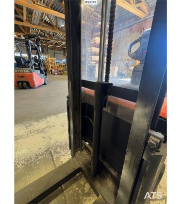 Linde SWE100 Pedestrian Pallet Stacker SWE100 Pedestrian Pallet Stacker 2015 2 Forklift image 8