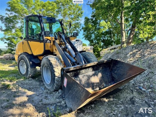 Volvo L25B Wheel Loader with Bucket and Pallet Forks L25B Wheel Loader with Bucket and Pallet Forks 2007 2 Wheel Loaders i...