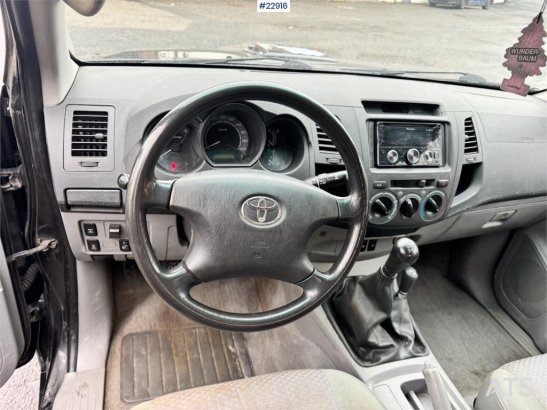 Toyota Hilux 4x4 van – 2 sets of tires! Hilux 4x4 van – 2 sets of tires! 2006 2 Small Vans image 8