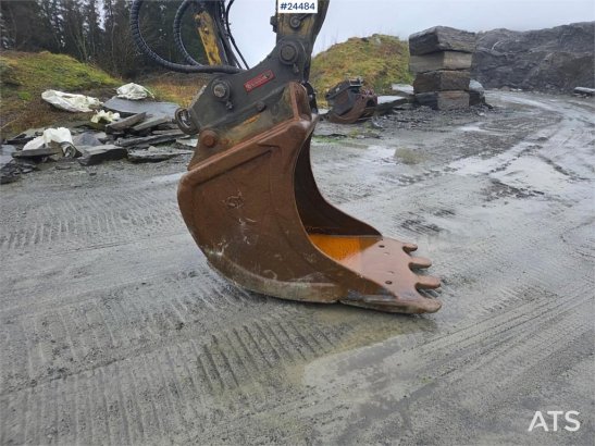 Komatsu PC210LC-11 Excavator with OilQuick quick coupler a PC210LC-11 Excavator with OilQuick quick coupler a 2022 2 Crawl...