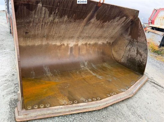 Doosan DL550-5 wheel loader with scale, bucket, and new t Doosan DL550-5 wheel loader with scale, bucket, and new t 2015 2...