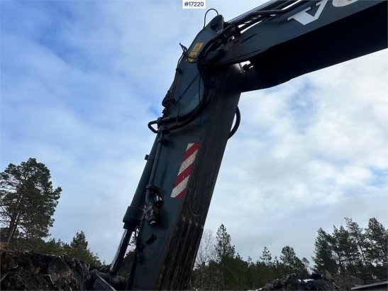 Volvo EC360 BLC Tracked excavator w/ digging bucket and 10058 2004 2 Crawler Excavators image 9