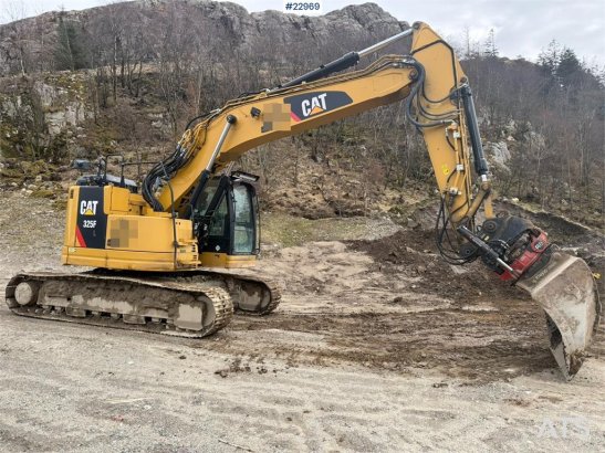 CAT 325FLCR with Engcon rototilt and grading bucket 38 2018 2 Crawler Excavators image 9