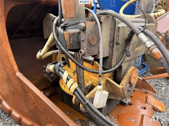 New Holland E265 Excavator with tooth bucket and defective rot E265 Excavator with tooth bucket and defective rot 2006 2 C...