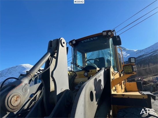 Volvo L90D wheel loader w/ LED lights, folding wing setu L90D wheel loader w/ LED lights, folding wing setu 2002 2 Wheel L...