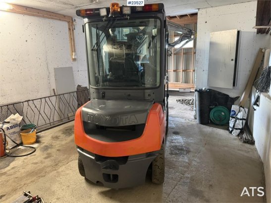 Toyota 02-8FDF25 with hydraulic side shift and fork widen 02-8FDF25 with hydraulic side shift and fork widen 2012 2 Forkli...