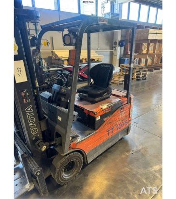 Toyota 8FBE15 Electric Forklift 8FBE15 Electric Forklift 2001 2 Forklift image 9