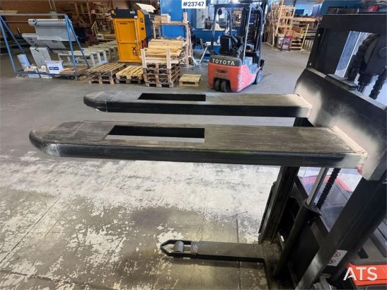 Linde SWE100 Pedestrian Pallet Stacker SWE100 Pedestrian Pallet Stacker 2015 2 Forklift image 9