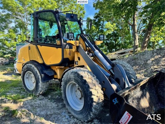 Volvo L25B Wheel Loader with Bucket and Pallet Forks L25B Wheel Loader with Bucket and Pallet Forks 2007 2 Wheel Loaders i...