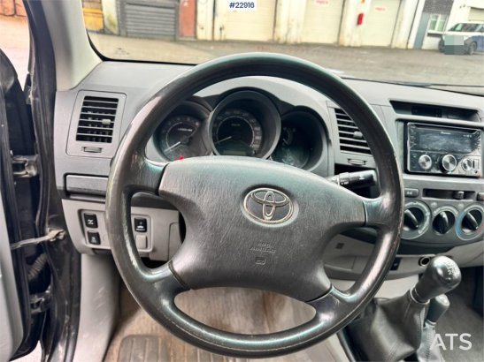 Toyota Hilux 4x4 van – 2 sets of tires! Hilux 4x4 van – 2 sets of tires! 2006 2 Small Vans image 9