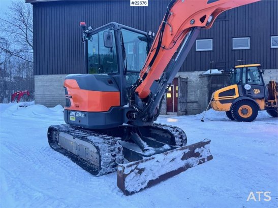 Doosan DX50Z-7 mini excavator – 3 buckets – swing boom – Doosan DX50Z-7 mini excavator – 3 buckets – swing boom – 2022 2 i...