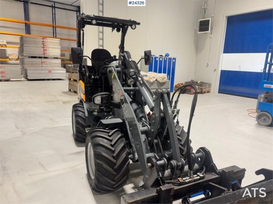 GiANT G2200 Wheel Loader w/ Pallet Forks and 2 Buckets – Giant G2200 Wheel Loader w/ Pallet Forks and 2 Buckets – 2021 2 W...