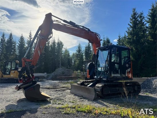 Hitachi ZX95US-7 Excavator w/ Rototilt w/ grab – 2 buckets ZX95US-7 Excavator w/ Rototilt w/ grab – 2 buckets 2024 2 Crawl...