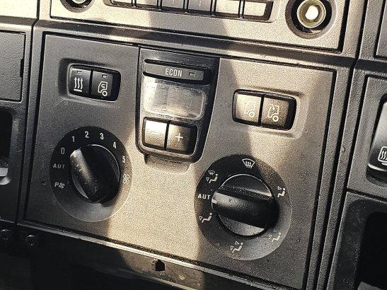 SCANIA R410 R410 2015 2 Tractor Units image 10