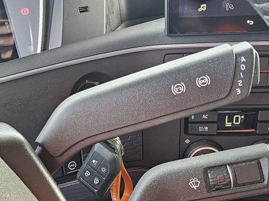 VOLVO FH 500 XL I-SHIFT LED Low-Mileage Navi 590 2022 2 Tractor Units image 55