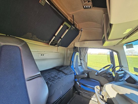 VOLVO FH 500 xl 590 2022 2 Tractor Units image 15