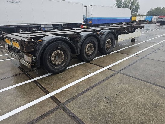 KOGEL SW24 MULTI 2X 20, 1X30, 1X40, HIGHCUBE, 20FT MITTIG Kögel SW24 MULTI 2X 20, 1X30, 1X40, HIGHCUBE, 20FT MITTIG 2008 2...