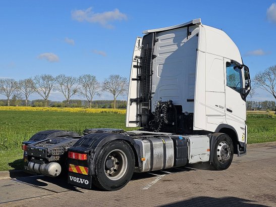 VOLVO FH 500 xl 590 2022 2 Tractor Units image 3