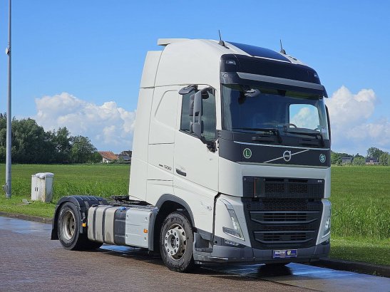 VOLVO FH 500 xl 590 2022 2 Tractor Units image 5