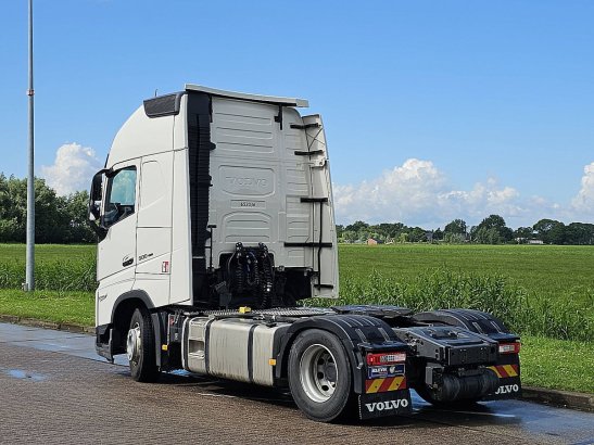 VOLVO FH 500 xl 590 2022 2 Tractor Units image 6