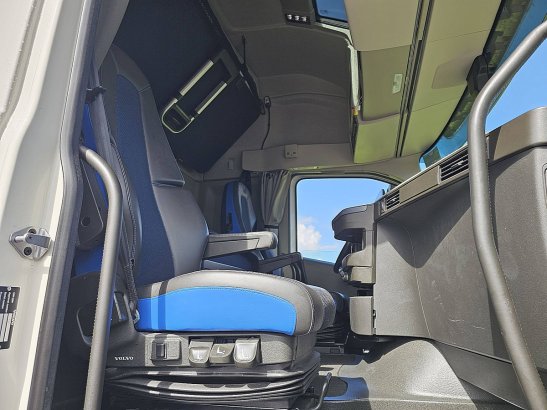 VOLVO FH 500 xl 590 2022 2 Tractor Units image 7