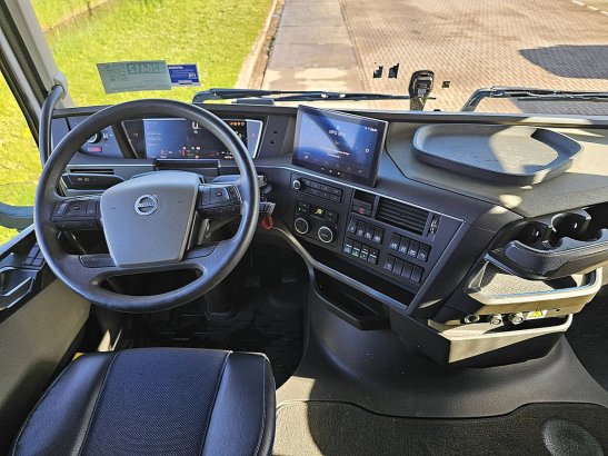 VOLVO FH 500 xl 590 2022 2 Tractor Units image 8