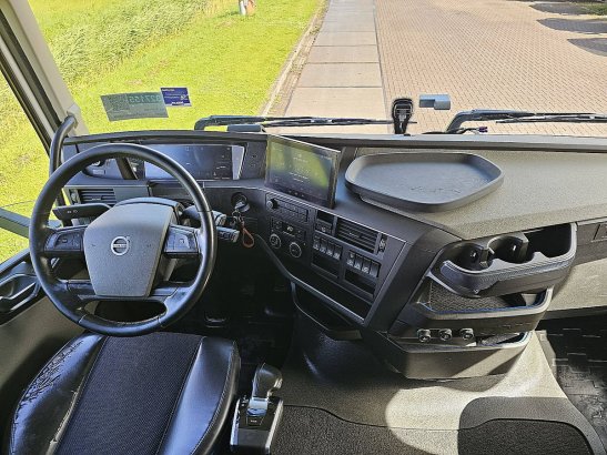 VOLVO FH 500 xl 590 2022 2 Tractor Units image 8
