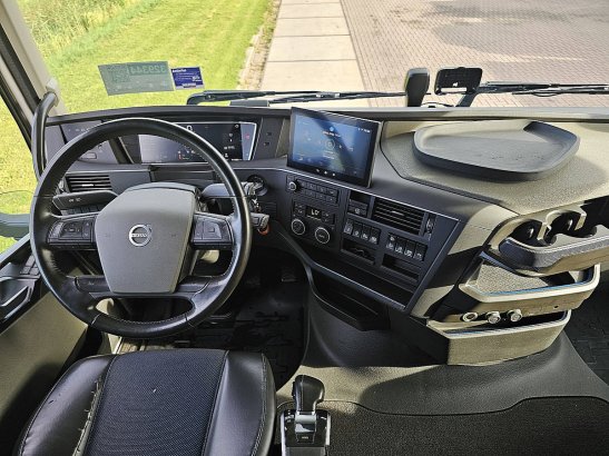 VOLVO FH 500 XL I-SHIFT LED Low-Mileage Navi 590 2022 2 Tractor Units image 38