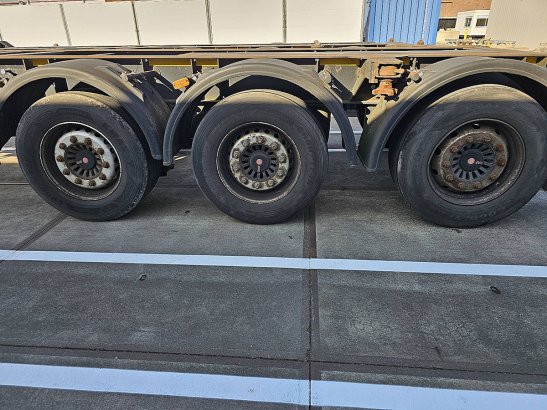 KOGEL SW24 MULTI 2X 20, 1X30, 1X40, HIGHCUBE, 20FT MITTIG, LIFT AXLE Kögel SW24 MULTI 2X 20, 1X30, 1X40, HIGHCUBE, 20FT MI...