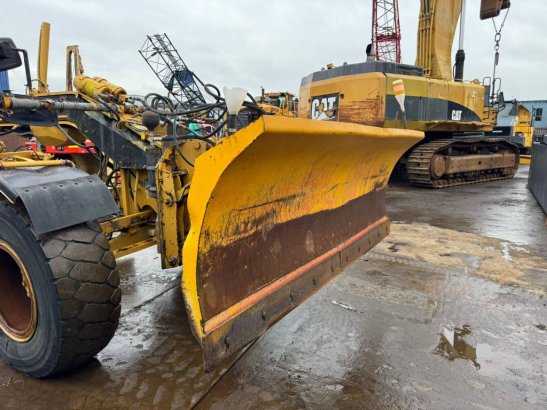 CAT 140 H 483 2000 2 Motor graders image 24