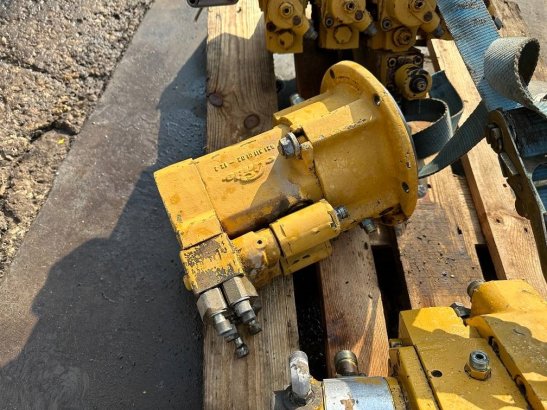 CAT 214 B FT hydro motor linde MMF-65 214 B FT hydro motor linde MMF-65 2 Wheeled Excavators image 2