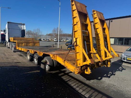 Müller mitteltal 3 axel low bed steel supspension Muller mitteltal 3 axel low bed steel supspension 2002 2 Lowloader semi-...
