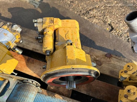 CAT 214 B FT hydro motor linde MMF-65 214 B FT hydro motor linde MMF-65 2 Wheeled Excavators image 7