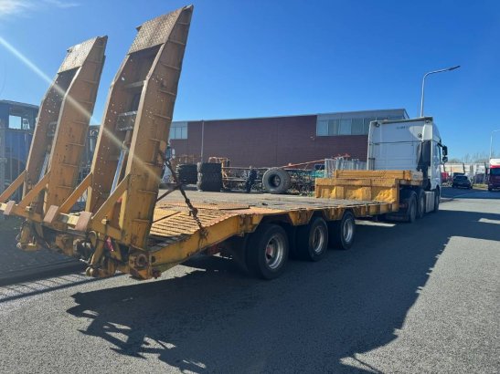 Müller mitteltal 3 axel low bed steel supspension Muller mitteltal 3 axel low bed steel supspension 2002 2 Lowloader semi-...