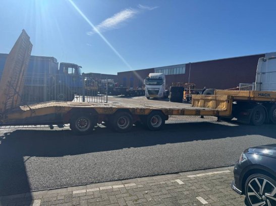 Müller mitteltal 3 axel low bed steel supspension Muller mitteltal 3 axel low bed steel supspension 2002 2 Lowloader semi-...