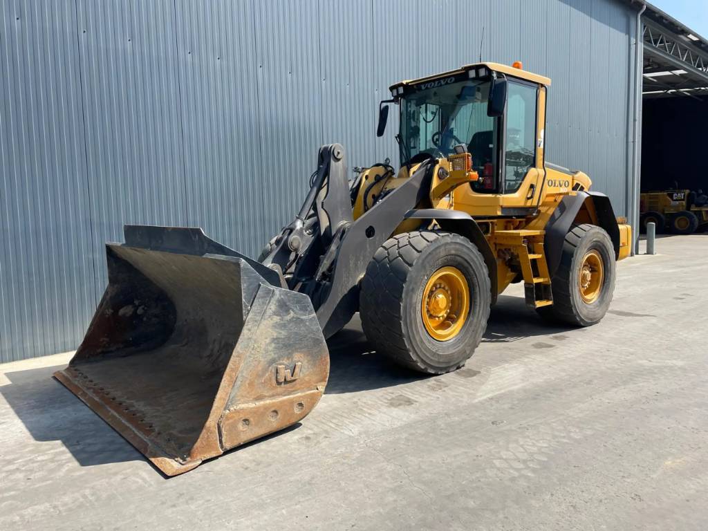 Volvo L90F - 3rd valve image