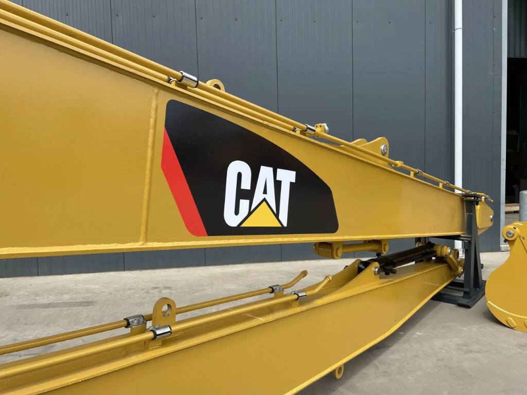 CAT 323E 18m Set image
