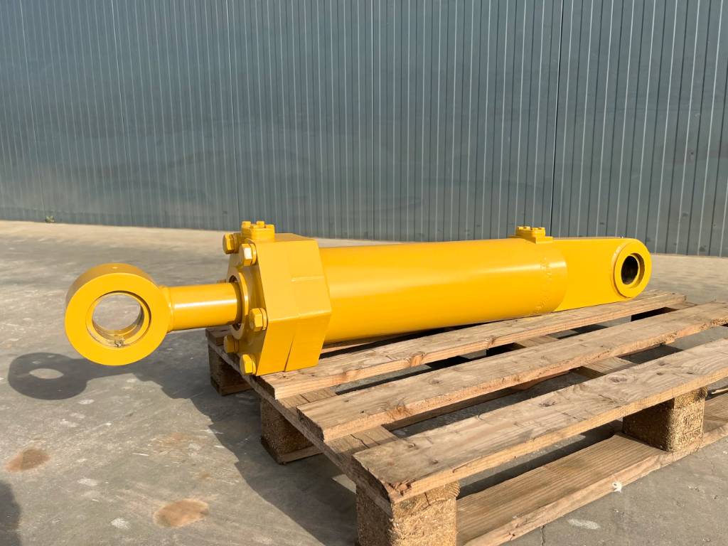 CAT D8 Cylinder image