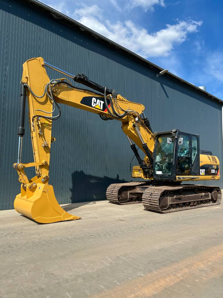 CAT 323D LN VA image