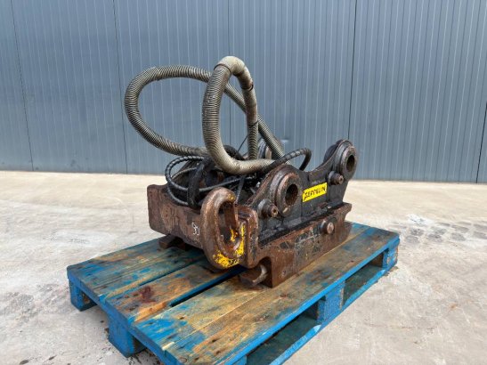 OilQuick OQ70/55 - M318D / 320D / 320E / 320F / 323D / 323E OilQuick OQ70/55 - M318D / 320D / 320E / 320F / 323D / 323E 20...