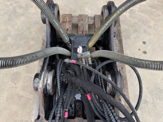 OilQuick OQ70/55 - M318D / 320D / 320E / 320F / 323D / 323E OilQuick OQ70/55 - M318D / 320D / 320E / 320F / 323D / 323E 20...