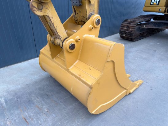 CAT 323 07B 36 2019 2 Crawler Excavators image 12