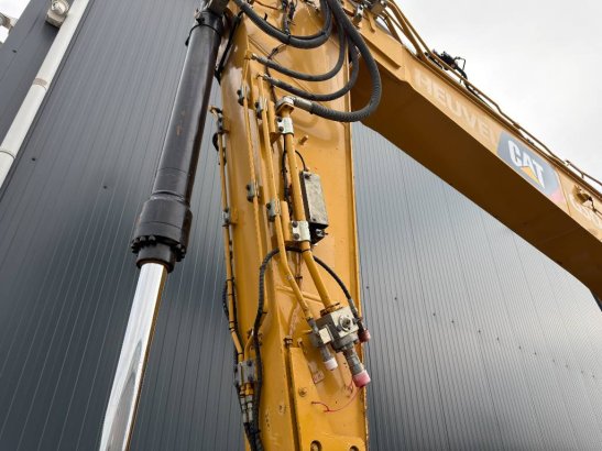 CAT 323 07B 36 2019 2 Crawler Excavators image 13
