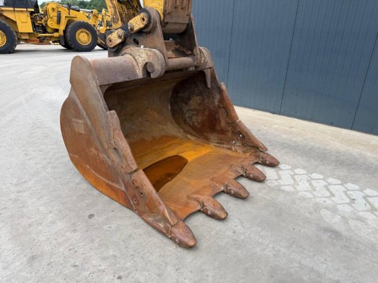 CAT 330 07B 42 2020 2 Crawler Excavators image 8
