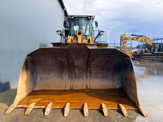 CAT 966M 261 2015 2 Wheel Loaders image 8