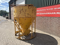 betonstortkubel staand rond onderlosser - Gebruikt