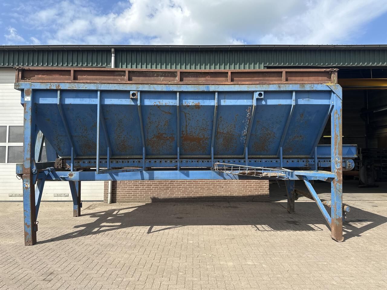 Bunker container met lopende band - Gebruikt image