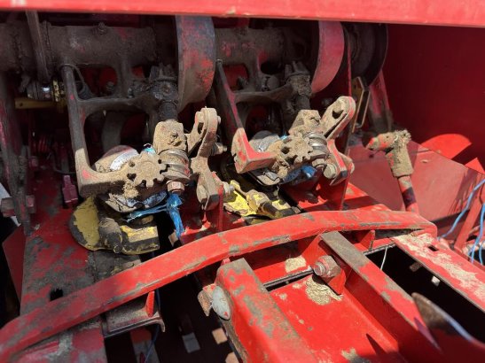 New Holland 276 276 1970 2 image 4